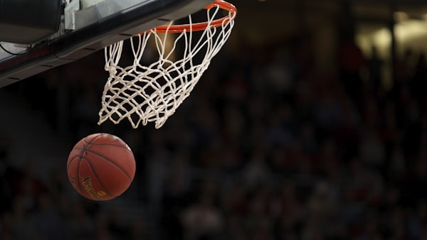 NBA篮球比赛激烈对抗的场面